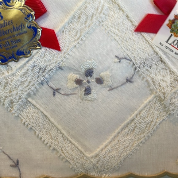 Vintage Boxed Set of 3 Cotton Gray and White Ladies Embroidered Handkerchiefs - Picture 4 of 7